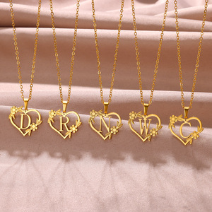 Colliers en gros en acier inoxydable pour femmes, avec initiale en forme de cœur ajouré, lettres de l'alphabet A-Z (26 lettres) - Product Image 2
