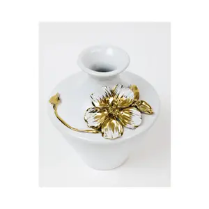 工厂直接销售白色陶瓷花瓶，带惊人的金色和白色花卉细节，用于家居装饰家居设计