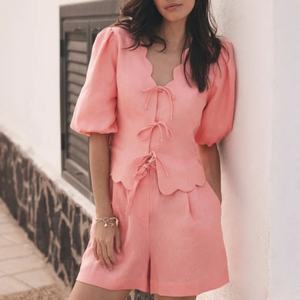 Conjunto de 2 piezas de lino para mujer, venta al por mayor 2025, top de manga abullonada y pantalón corto, cuello en V, con encaje y cordones - Product Image 1