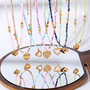 Collana girocollo con ciondolo a cuore gonfio in conchiglia naturale colorata, stile boho chic, perfetta come regalo per l'estate, la spiaggia e l'uso quotidiano. - Product Image 1