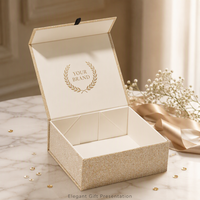 Boîte à bijoux de luxe rouge en carton rigide avec impression sérigraphique dorée, doublure en éponge, pelliculage brillant et gaufrage