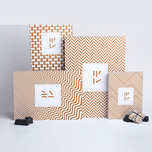 Encantadora caja personalizada de papel para chocolate, perfecta para presentar surtidos de chocolate - Product Image 1