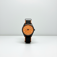 Montre de terrain pour homme avec cadran orange vif, boîtier noir mat, bracelet en nylon, affichage de la date, style minimaliste, décontractée, quotidienne, étanche