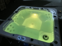 Spa de jardin extérieur en acrylique avec panneau intelligent, chauffage à température constante, massage à bulles, fonction surf et éclairage LED avec jupe décorative