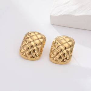 ชุดเครื่องประดับผู้หญิงทำจากสแตนเลสชุบทองกันน้ำคุณภาพสูงต่างหูดีไซน์กลวงสำหรับเป็นของขวัญต่างหูแบบห่วง - Product Image 5