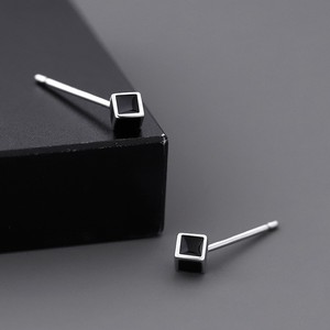 Orecchini <span class=keywords><strong>a</strong></span> Perno Minimalisti <span class=keywords><strong>a</strong></span> Forma di Cubo con Intarsio in Smalto Nero, Orecchini Geometrici Quadrati, Gioielli per Orecchie Eleganti e Alla Moda per Uomo - Product Image 3