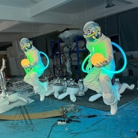 Statue d'astronaute avec lumière LED personnalisée, art spatial futuriste, décoration de collection, sculpture de robot en fibre de verre dorée et argentée