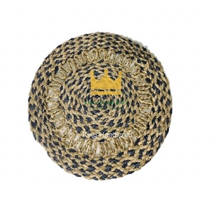 Set de table artisanal en jacinthe d'eau et jonc de mer tressé à motif floral, écologique et fait main, pour la décoration de cuisine et de maison de style campagnard - Product Image 1