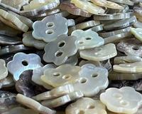 Kancing Cangkang Alami Bentuk Bunga 2 Lubang 10.6MM 17L Kancing Cangkang Akoya Jepang untuk Pakaian