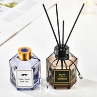 Bouteille diffuseur de parfum vide hexagonale en verre transparent brun de 150 ml avec bâtonnets en rotin et fleur de Sola pour la décoration intérieure