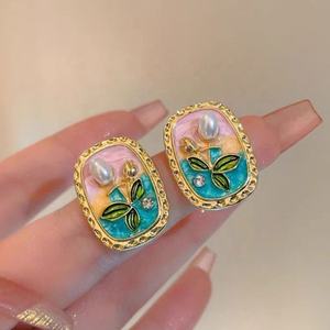 Boucles d'oreilles clous pour femme, design baroque ethnique rétro, en émail coloré, goutte d'huile, perle, fleur, zircon doré, style mode, luxe léger, pour soirée - Product Image 1