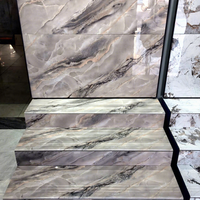 Carreaux de marches antidérapants en porcelaine d'aspect marbre pour l'intérieur, pour escaliers, design de luxe avec finition brillante