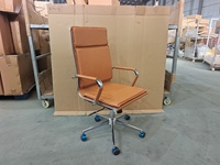 Chaises de bureau ergonomiques pivotantes en cuir marron de luxe à dossier haut avec roulettes