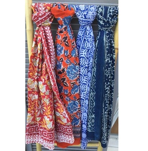 Sarong en coton artisanal imprimé à la main, motif ethnique, léger et doux, idéal pour la plage et les tenues de villégiature - Product Image 1