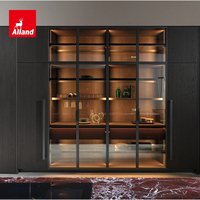 Armoire de cuisine en placage de chêne noir de luxe italien Allandgroup avec portes vitrées ouvertes à LED, îlot en marbre veiné rouge pour villa