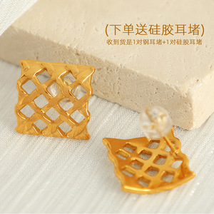 Pendientes Huggie Geométricos Dorados, Diseño Cuadrado Metálico Hueco, Unisex, para Uso Diario - Product Image 3