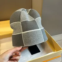 Topi Beanie Rajut Bergaris Premium Unisex 2026, Topi Skull Thermal Lembut untuk Musim Dingin, Aksesori Gaya Jalanan Klasik untuk Pria dan Wanita