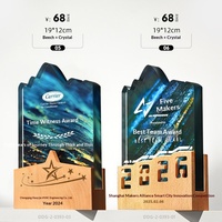 Nouveau trophée en cristal gravé au laser haute définition sur base en bois, remis aux employés exceptionnels lors de la réunion annuelle de l'entreprise