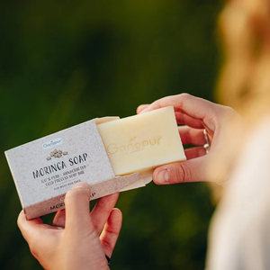 Jabón de Moringa Orgánico Hecho a Mano y Transparente, 3 Años de Duración, Limpiador Facial Suave con Manteca de Karité para Todo Tipo de Piel, Origen Burundi - Product Image 1