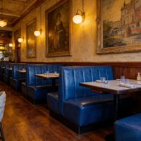 Set di Arredamento di Lusso per Ristoranti: Tavolo in Legno Marrone con Sedie per Bar, Caffetterie e Locali Notturni