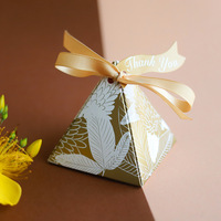 Leere Goldene Schokoladen-Süßigkeiten-Boxen Pyramidenförmige Dreieckige Hochzeits-Gastgeschenk-Box UV-Beschichtung Glitzer-Papierbox Direktverkauf ab Werk