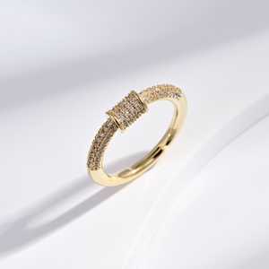 Bague personnalisée en argent 925 plaqué or jaune avec pierres précieuses, sertissage pavé, forme ronde géométrique, minimaliste, unisexe, pour tous les jours - Product Image 1
