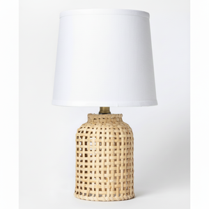 Lámpara de mesa de ratán rústico con pantalla hecha a mano, perfecta para salas de estar de granja, dormitorios y apartamentos elegantes - Product Image 1