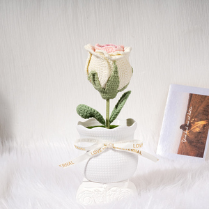 Maceta de rosas de ganchillo hecha a mano, bonita decoración floral de punto con <span class=keywords><strong>detalles</strong></span> delicados para la decoración del hogar y regalo de San Valentín - Product Image 1