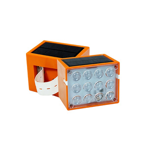 Feux de signalisation solaires à LED clignotants rouges et bleus pour travaux routiers, en plastique, avec batterie de 2000 mAh et autonomie de 240 heures - Product Image 1