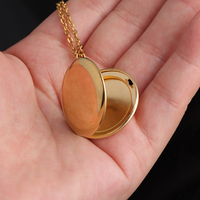 Collier avec pendentif en acier inoxydable personnalisé avec photo et nom gravés, couple ouvrant un médaillon