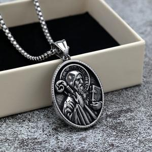 Collar con Colgante de San Cristóbal en Acero Inoxidable, Unisex, Diseño Geométrico, para Uso Diario - Product Image 1