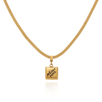 Bijouterie personnalisée Collier avec lettres en acier inoxydable plaqué or Chaîne maillée Pendentif carré Bijoux de mode Colliers pour femmes