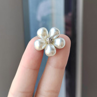 Broches tendance personnalisées en alliage de 22 mm avec perles, fleurs et strass, breloques en cristal plaqué or, embellissements pour DIY, fêtes et mariages