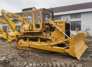 Bulldozer sur chenilles CAT D8R d'occasion, modèle 2023, capacité de bêchage de 25000 kg, 8,6 m, moteur de 90 CV, bon état, à vendre - Product Image 6