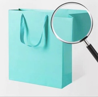 Vente en gros de sacs à provisions de luxe en papier couché avec impression de logo personnalisé prêt à expédier pour l'emballage de vêtements