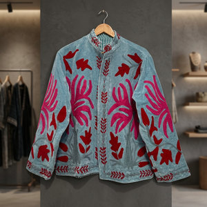 Veste en velours bleu clair pour femme, brodée avec un motif floral rouge, manches longues, col mandarin, fermeture ouverte, style automne - Product Image 6