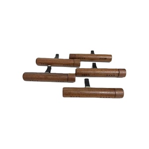 Clip de Ventilación para Auto con Forma Redonda de Madera y Mecha de Algodón - Product Image 1