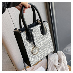 Sac à Main Femme Haut de Gamme Lettres Gaufrées Bandoulière Luxe Fermeture Éclair Décontracté Léger Printemps Mode Poignée Simple Portable - Product Image 3