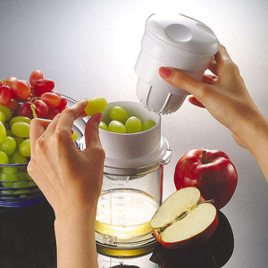 Presse-agrumes manuel compact et abordable avec récipient de stockage en plastique pour jus pressé à froid - Product Image 6