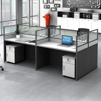 Poste de travail modulaire pour 4 personnes, configuration en trois rangées parallèles, avec plateau en panneau E0 et verre trempé