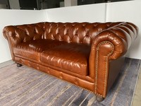 Canapé Chesterfield trois places carré en cuir véritable marron vintage, extensible, style moderne du milieu du siècle, style européen, dossier capitonné en bois