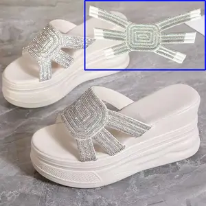Vente en gros de sandales pour femmes Pantoufles Accessoires de décoration Chaussures d'été Charme