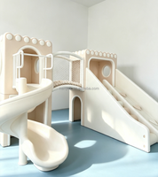 Château de jeu souple beige neutre avec toboggan en spirale et pont en filet d'escalade, équipement de terrain de jeu intérieur pour enfants pour café-jeux, centre commercial, garderie