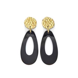 ต่างหูแฟชั่นทรงหยดน้ำ สแตนเลส 316L ชุบทอง PVD ทนทาน รูปทรงหยดน้ำสีดำ - Product Image 1