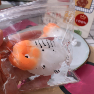 Juguete Antiestrés de Goma TPR Suave con Forma de Pez Dorado Lan Shou - Product Image 5