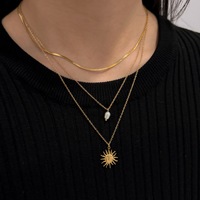 Collier superposé multi-couches avec pendentifs soleil et perles, en acier inoxydable plaqué or 18 carats