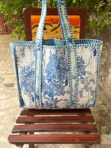 Sac fourre-tout matelassé en coton, fabriqué à la main en Inde, en tissu imprimé au bloc, sac à bandoulière pour voyage et shopping - Product Image 3