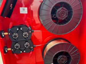 Machine à souder à 30 % de réduction pour la soudure et la découpe des métaux avec double alimentation automatique de fil pour la soudure de métaux épais - Product Image 4