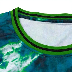 Ensemble de maillot de basket sublimé pour homme, vert tie-dye, débardeur sans manches avec short à taille élastique, évacuation de l'humidité, athlétique. - Product Image 4