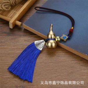 Pendentif de voiture en forme de gourde en cuivre avec pompon rouge et clochette pour la décoration intérieure - Product Image 4